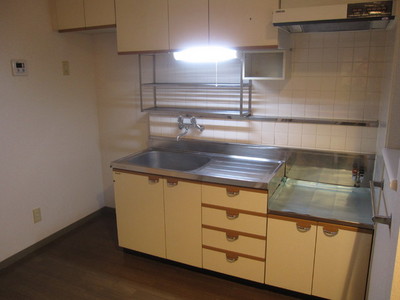 Kitchen. Hanging shelf equipped! 