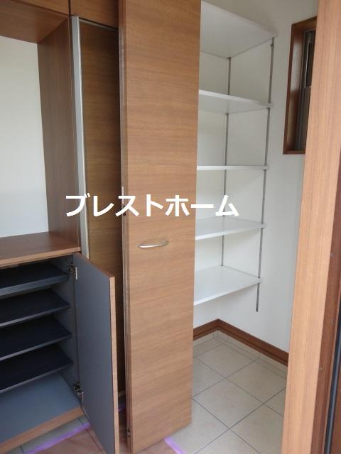Entrance. Shoes closet of large capacity.