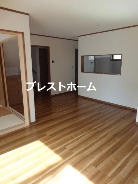 Living. Open living and open the door.