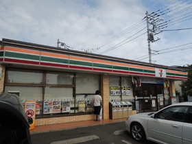 Convenience store. 250m to Seven-Eleven (convenience store)