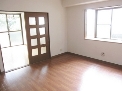 Living and room. With bay window