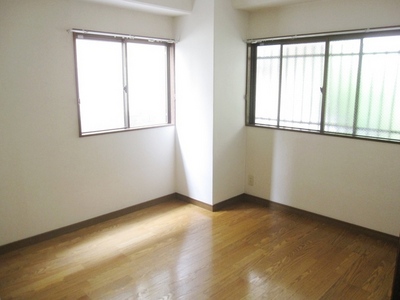 Living and room. It will may be ventilated in the corner room