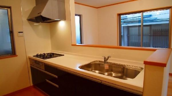 Kitchen. Windows are many open-minded counter kitchen. It is wonderful shades of white and brown.