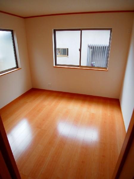 Non-living room. Sunshine is inserted from two directions. Storage space is left behind