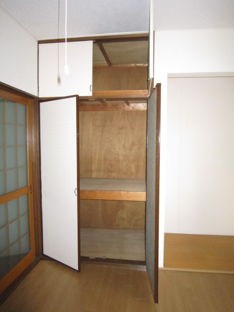 Receipt. Upper closet with storage