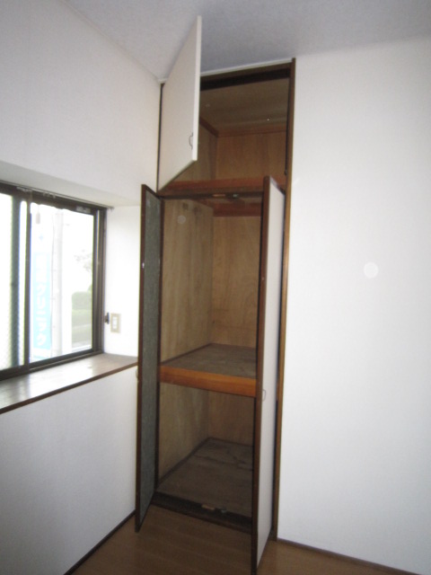 Receipt. Upper closet with storage