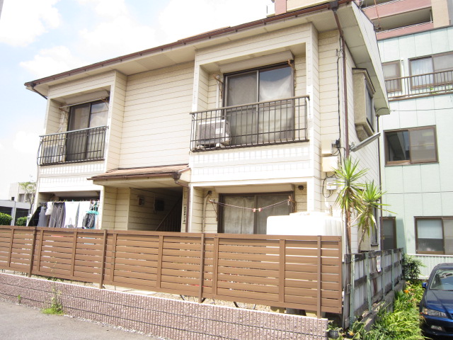 Building appearance. 1 floor -2 dwelling unit all rooms Corner Room