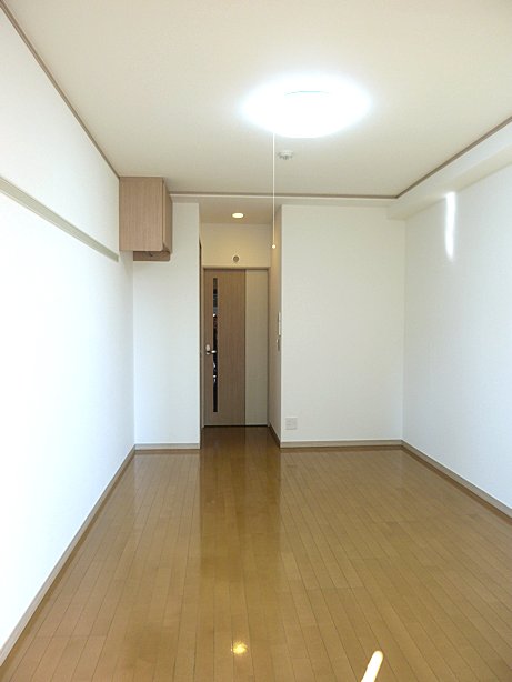 Living and room. Open-minded spacious Western-style bright 9.8 tatami facing south