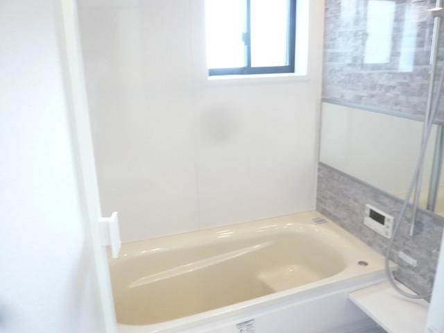 Bathroom. Thermos tub in the bathroom is 2 ℃ only lowers the temperature of the hot water for 4 hours.
