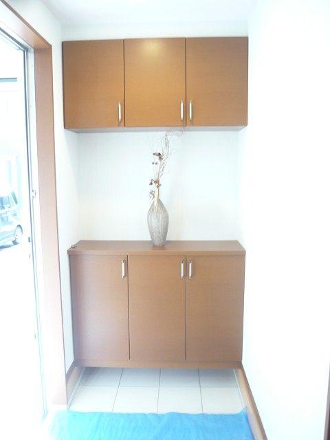 Receipt. Entrance storage.