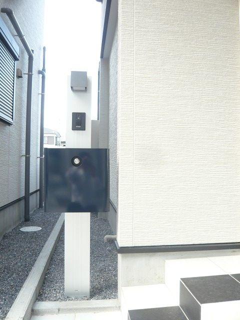 Entrance. Entrance post.