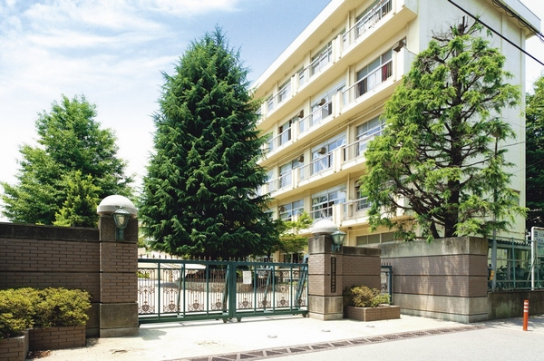 Municipal Tokiwa Junior High School (a 10-minute walk / About 800m)