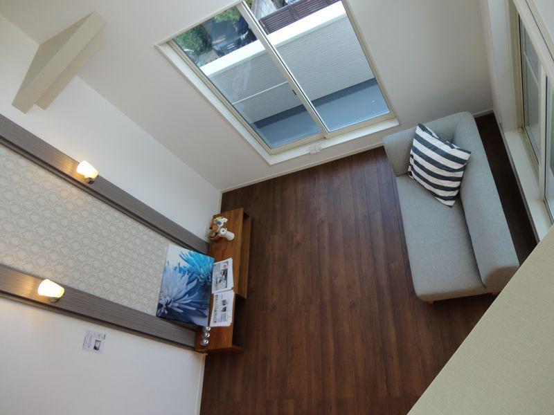 Living. A vaulted ceiling living