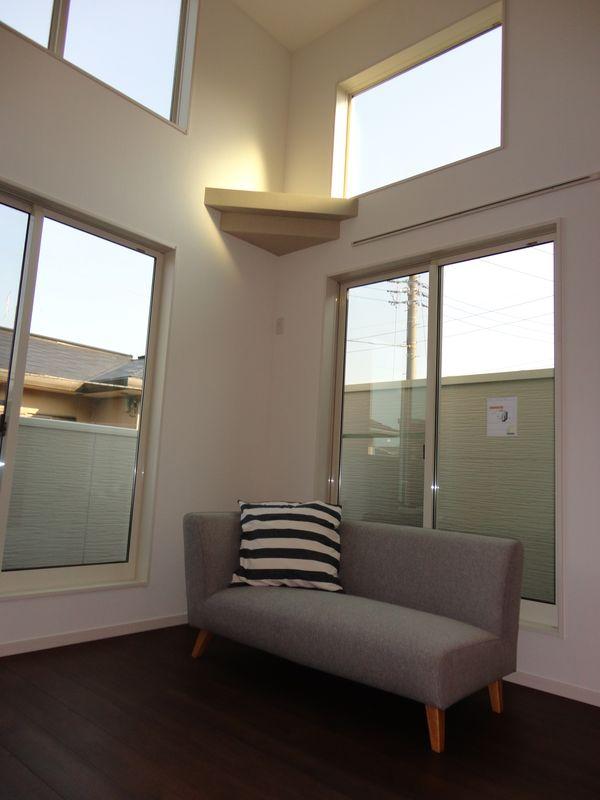 Living. Bright living room provided with an opening in the high wall