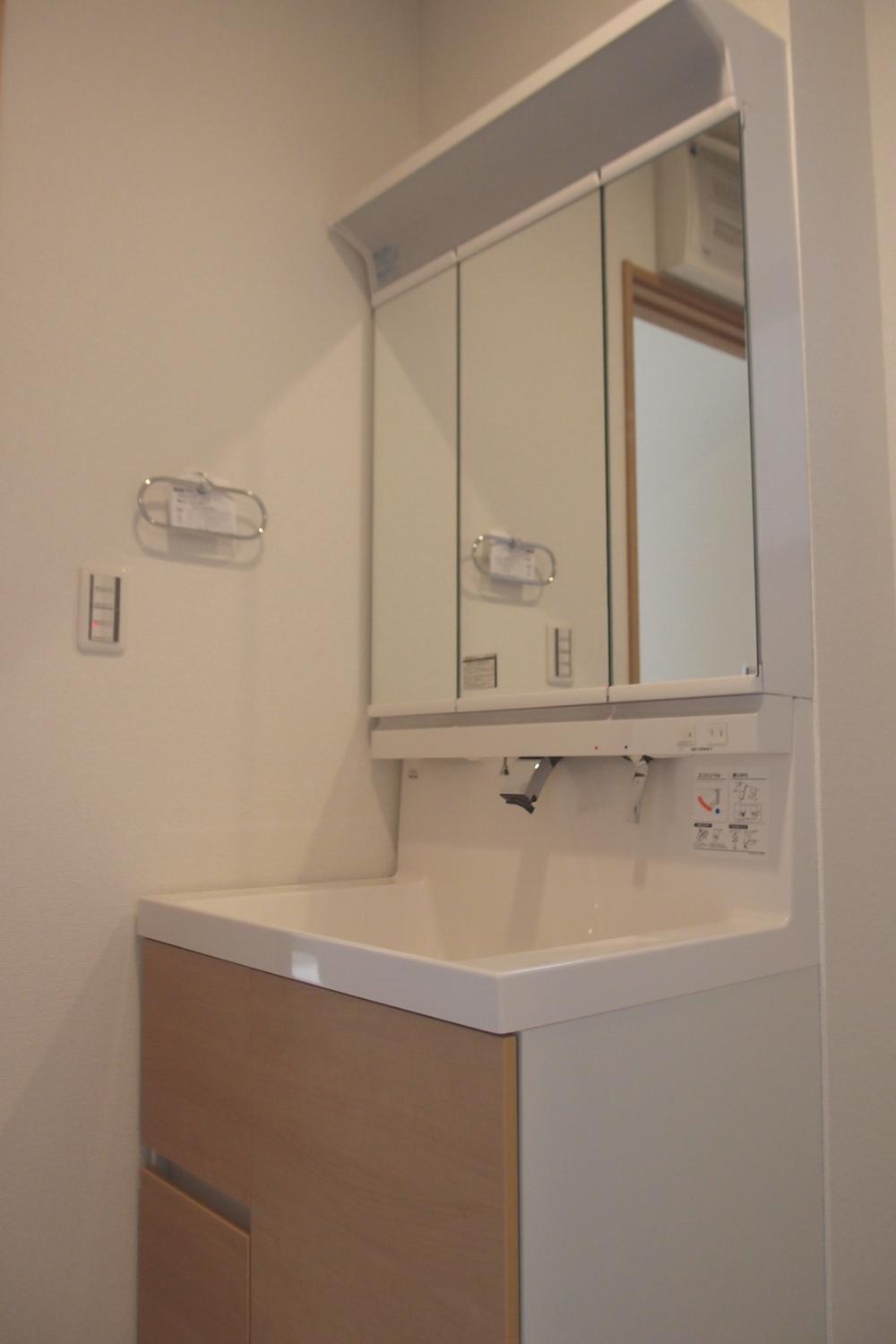 Wash basin, toilet. Wash basin (July 2013) Shooting