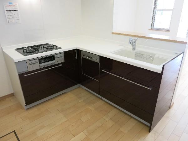 Kitchen. A clean system kitchen of color ring. Standard equipped with a dish washing and drying machine.