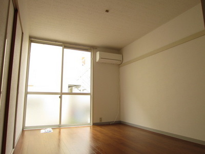 Living and room. 6 Pledge Western-style