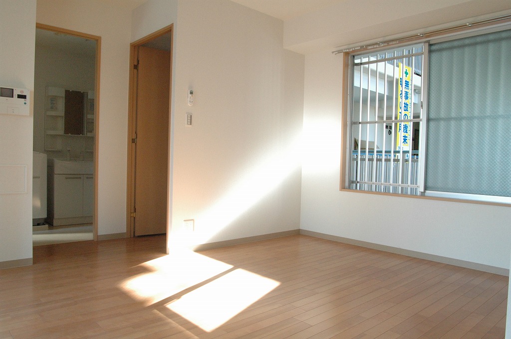 Living and room. Good room well-ventilated