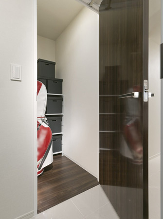 Receipt.  [Storeroom] Sports such as golf bags and skis ・ From outdoor goods, Until the season of life supplies, Also it can be stored large volume.  ※ Some dwelling unit is, It has established a distribution board or the like to the top.