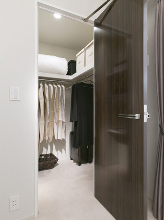 Receipt.  [Walk-in closet] Walk-in closet that can confirm the stored items at a glance is, Large-scale storage with the size of the room. In addition to the storage of a number of clothing, Drawer to feet and chest, You can put even shoe box.