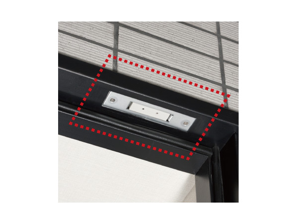 Security.  [Security sensors] Entrance door and 301, Room west side of the window, Set up a crime prevention sensor is in the window facing the roof balcony of the dwelling unit with a roof balcony. (Except for the windows and FIX window stick of surface lattice) while security set, The installed and the opening is opened of security sensors, Sensor reacts, Place a abnormal signal to the security company sounds an alarm at the dwelling units within the intercom master unit and the Genkanshi machine.