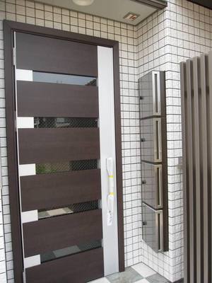 Entrance. Peace of mind auto-lock