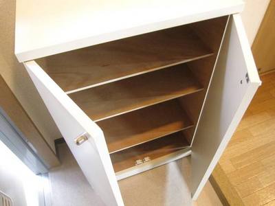 Entrance. ☆ There cupboard ☆