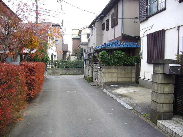 Local photos, including front road.  ◆ Seddo on the north side 4m driveway Local (12 May 2013) Shooting