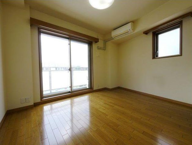 Living and room. Day is good. 