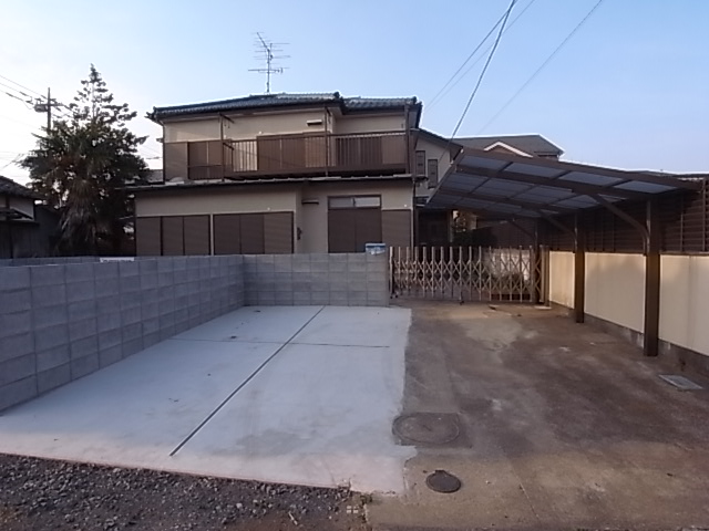 Parking lot. Plenty of parking! Also with roof.