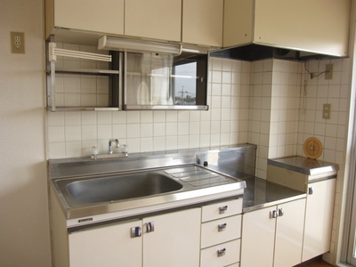 Kitchen. Get on dishes in the spacious kitchen