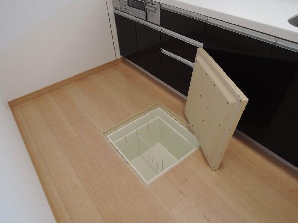 Receipt. Since there is underfloor storage in the kitchen, In addition storage capacity UP!