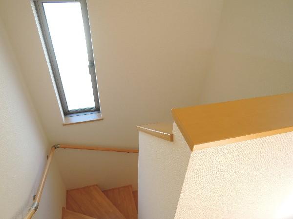 Other introspection. It provided with a window to the stairs space, This floor plan considering the brightness.