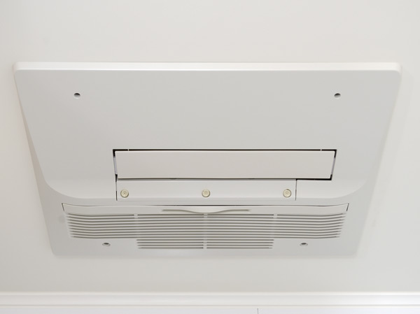 Bathing-wash room.  [24-hour ventilation function with bathroom heating dryer] You can also clean and dry the laundry on a rainy day. Remove the moisture and, Also effective in inhibiting mold and corrosion. Heating function and with 24-hour ventilation system.