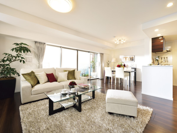 Living.  [living ・ dining ・ kitchen] The center open sash adopted for the south face of the wide span, Bright and airy.  ※ All interior photos of the web is model Room G-type menu plan (living ・ Dining expansion plan / Free of charge ・ Application deadline Yes)