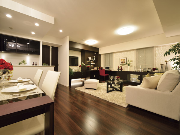 Living.  [living ・ dining ・ kitchen] Beautifully live it is, To live beautifully. Wrapped in rich sunlight, High-quality space flowing soft time. A beautiful house to live enough to calm deepens, For us plays a beautiful life.