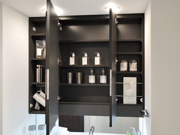 Bathing-wash room.  [Back with storage triple mirror] Vanity that can be used to open the mirror is easy to make up, Large three-sided mirror type Sakaiura can also be used as a cabinet, such as cosmetic products.