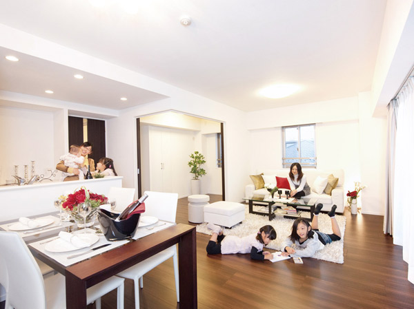 Room and equipment. All houses are bright south-facing. Living spread in the opening full ・ Rich sunlight poured in the dining, You can enjoy about 22.2 tatami mats spread Together with Western-style spacious and can be opened in the kitchen and the sliding door. Open type of kitchen, Living of our customers both communique while preparing for hospitality - you can tion. (living ・ dining ・ kitchen / G type model room)