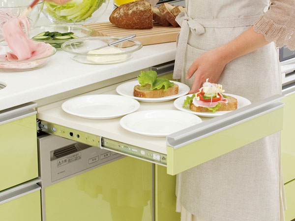 Kitchen.  [LIL counter] Convenient to withdraw Ready-To-Eat, etc. when needed.