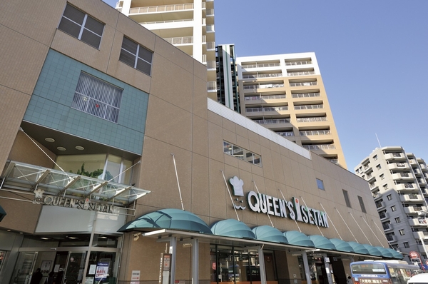 Queen's Isetan (120m / A 2-minute walk)