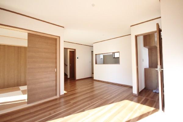 Living. Detached interior introspection Pictures - living large and bright LDK. Flooring with a luxury of grain.