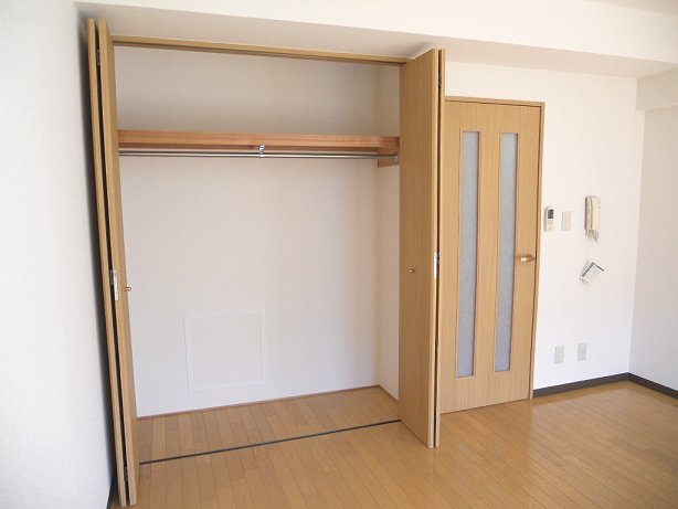 Receipt. 9.5 Pledge plenty of storage large closet that can be of Western-style