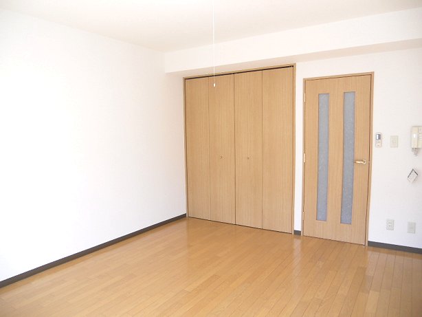 Living and room. Bright south-facing balcony 9.5 Pledge of Western-style