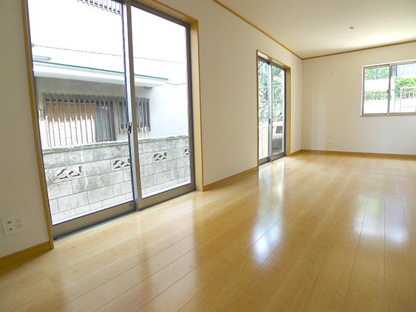 Living. Your family spacious living room that everyone is comfortable and welcoming Indoor (September 2013) Shooting 1 Building