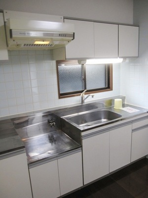 Kitchen. The dishes if this kitchen smell