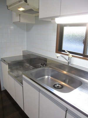 Kitchen. The dishes if this kitchen smell