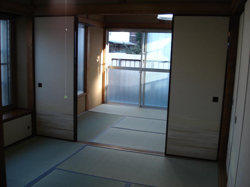 Living and room.  ☆ Because the corner room bright room