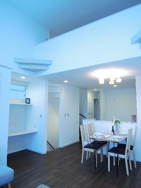 Living. Detached interior introspection Pictures - Living Living counters, Even as the study and PC space ・ ・ Loft above that go up from the living room (5 tatami mats)
