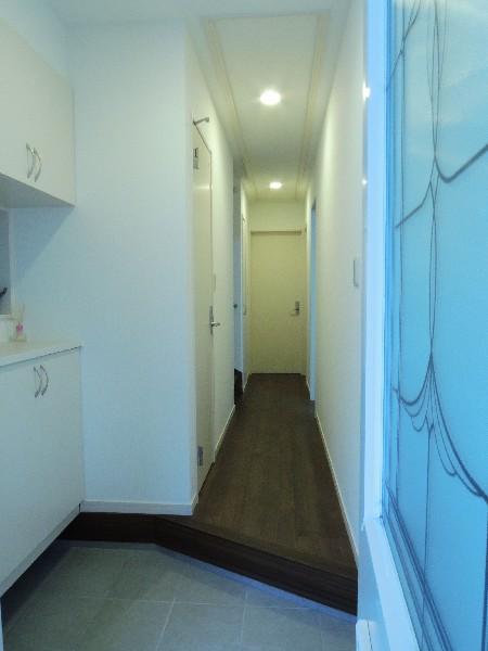 Other introspection. Entrance entrance ・ Is a bright impression with a large shoe box and the white wall.