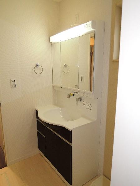 Wash basin, toilet. 90cm wide dresser